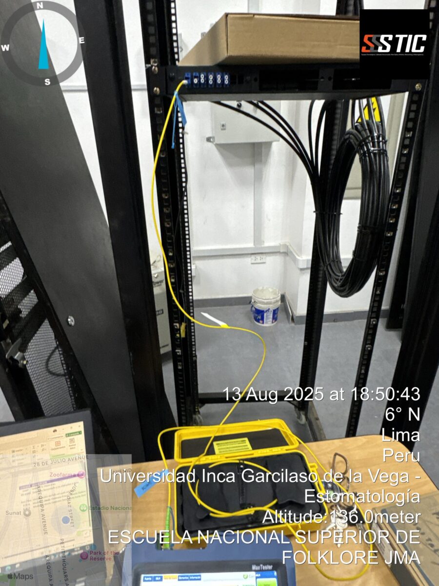 Técnicos SSSTIC realizando certificación OTDR fibra óptica EXFO en campo