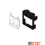 Tapa de color negra CommScope SLX con guardapolvo integrado para protección de jacks modulares.