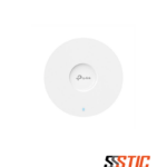 Punto de acceso TP-Link Omada EAP670 Wi-Fi 6 AX5400 con puerto Ethernet de 2.5 Gbps y diseño para montaje en techo.