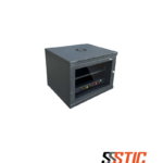 Gabinete rack de pared compacto marca Quest modelo CGC-2888 de 7 RU con puerta de vidrio de seguridad que incluye bandeja de 1 RU y multitoma eléctrica.