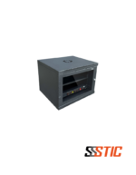 Gabinete rack de pared compacto marca Quest modelo CGC-2888 de 7 RU con puerta de vidrio de seguridad que incluye bandeja de 1 RU y multitoma eléctrica.