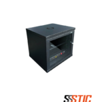 Gabinete rack de pared compacto marca Quest modelo CGC-2887 de 5 RU con puerta de vidrio de seguridad que incluye bandeja de 1 RU y multitoma eléctrica.