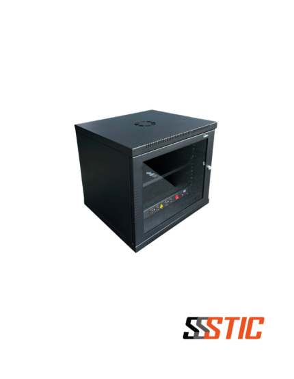 Gabinete rack de pared compacto marca Quest modelo CGC-2887 de 5 RU con puerta de vidrio de seguridad que incluye bandeja de 1 RU y multitoma eléctrica.