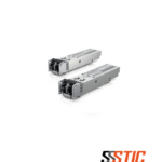 Módulo transceptor óptico SFP multimodo Ubiquiti UniFi UACC-OM-MM-1G-D-2 de 1 Gbps con pestillo negro y conectores dúplex LC.