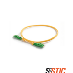 Patch cord de fibra óptica monomodo LCAPC a LCAPC con conectores verdes en ambos extremos, longitud de 3 metros y chaqueta amarilla LSZH de 3.0 mm de diámetro