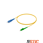 Patch cord de fibra óptica monomodo híbrido con conector LCAPC verde y conector SCUPC azul de 3 metros, chaqueta amarilla LSZH de 3.0 mm de diámetro